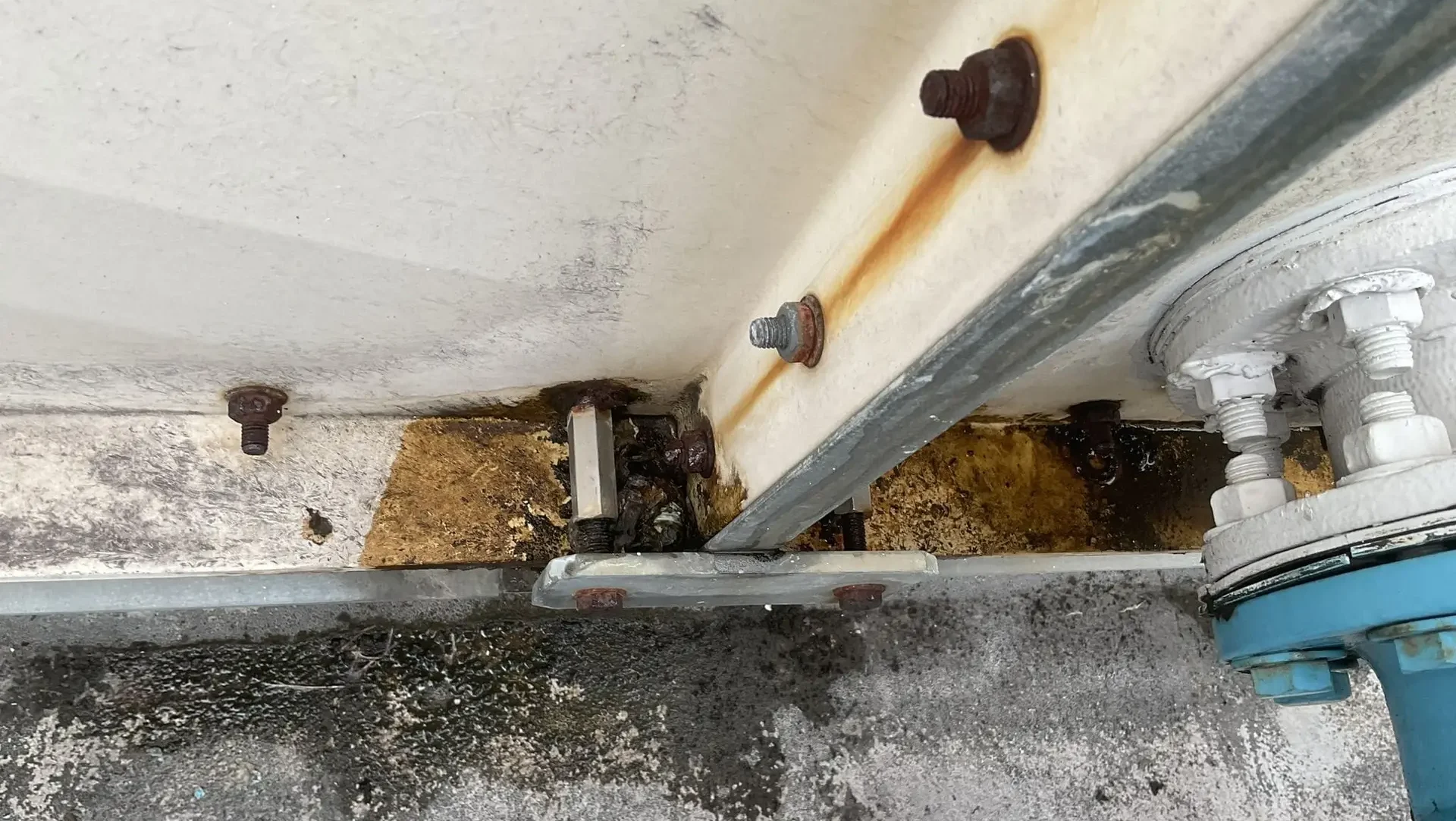 Corrosion around bolts and internal supports of an ageing water tank