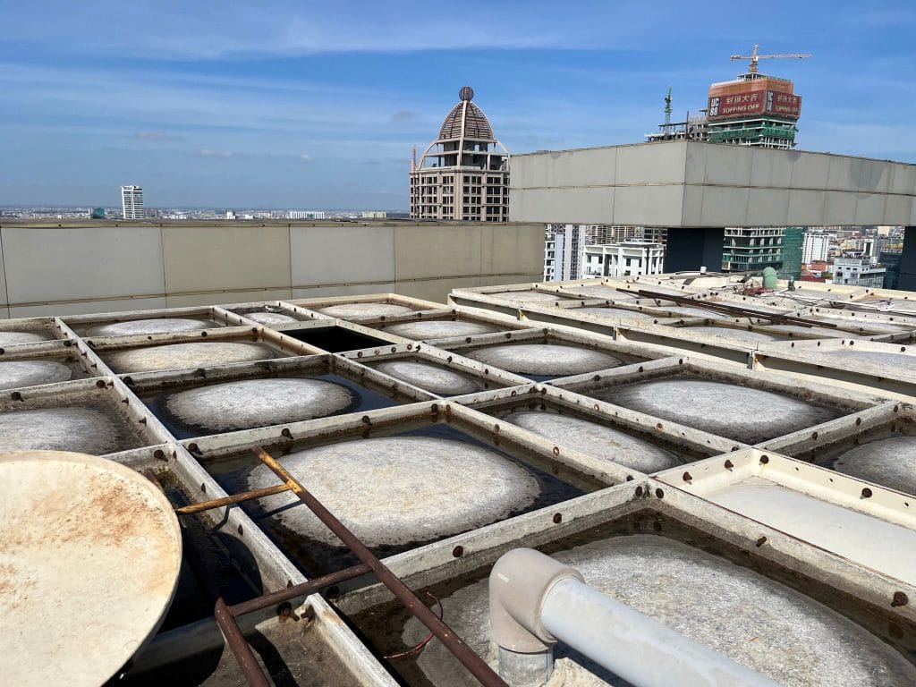 Bad quality water tank with poor design leading to water collection at the top