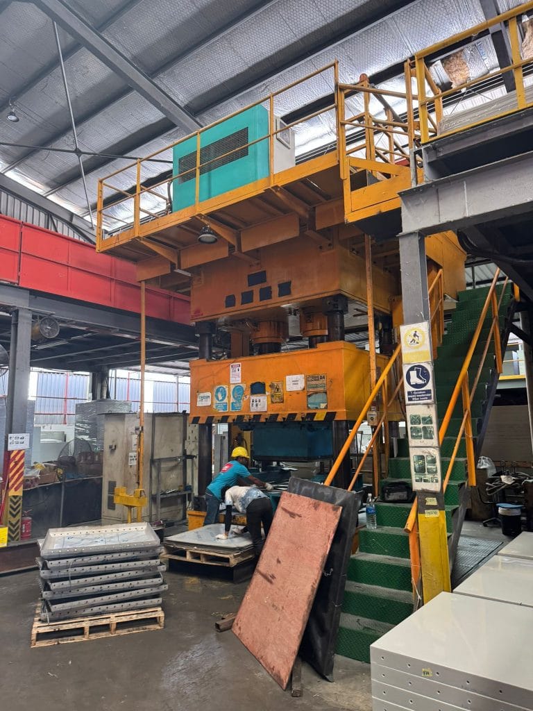 Example of the hot pressed machine for making FRP panels