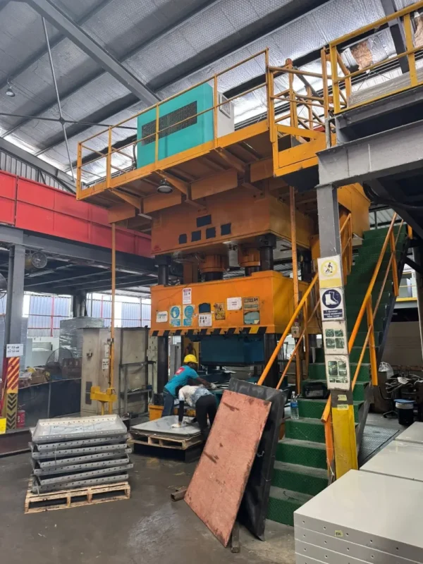 Example of the hot pressed machine for making FRP panels